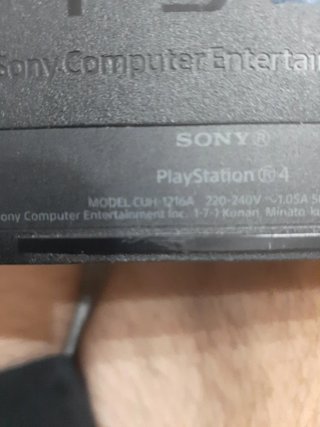 PS4 (PlayStation 4) + 2 Mandos Negros