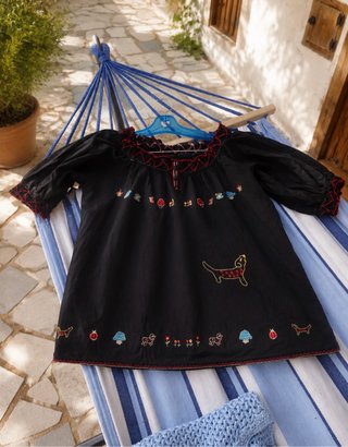 Blusa negra bordada con perros y setas