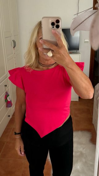 Camiseta rosa con volantes