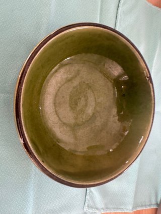Platos de cerámica verdes y marrones