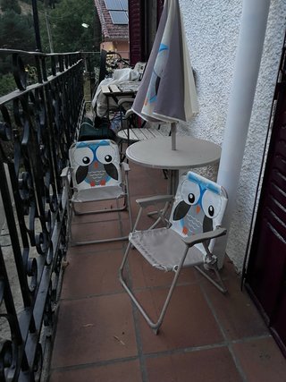 Tavolo e 2 sedie da esterno per bambini con ombrellone