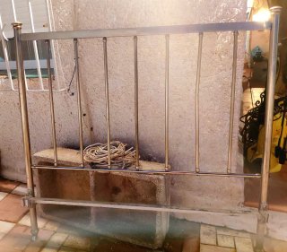 Cabecero de cama metálico gastado
