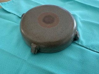 Plato de cerámica beige y gris con asas