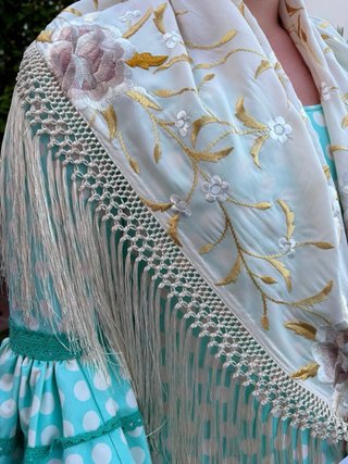 Mantoncillo de flamenca señora .