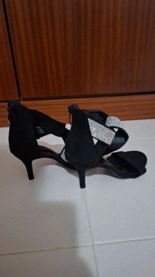 Sandalias tacón fiesta negras tiras brillo