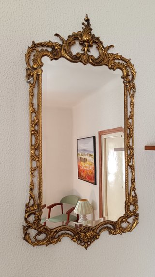 Espejo de bronce con marco ornamentado