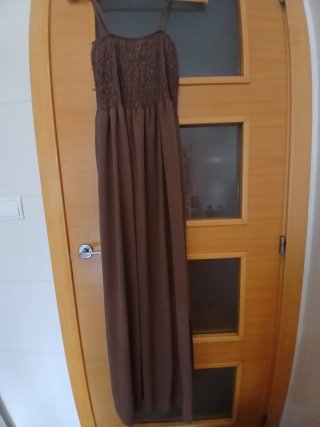 Vestido largo marrón con tirantes