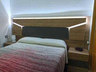 Cabecero de diseño con luz LED y 2 mesitas