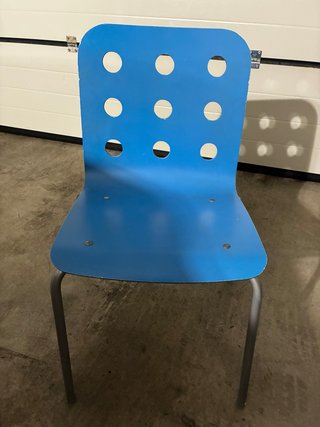 Silla azul con patas metálicas