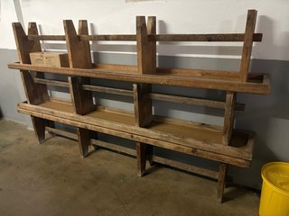 2 Mesas de madera y 4 bancos