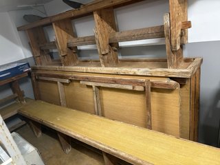 2 Mesas de madera y 4 bancos