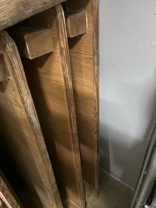 2 Mesas de madera y 4 bancos