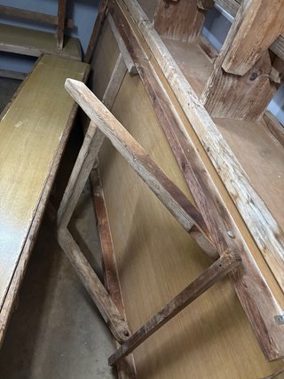 2 Mesas de madera y 4 bancos