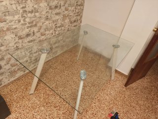 Mesa de cristal con patas blancas