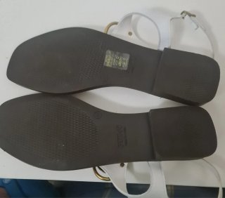 Sandalias Guess Mujer Blancas con Hebilla Dorada