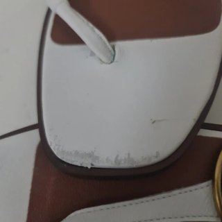 Sandalias Guess Mujer Blancas con Hebilla Dorada