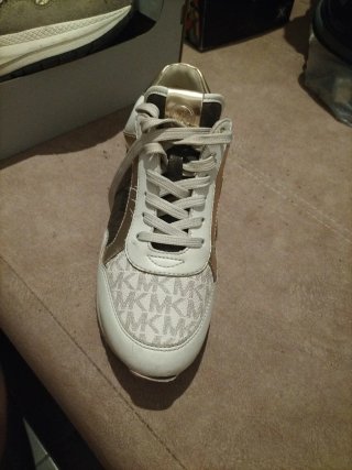Zapatillas Michael Kors doradas y blancas