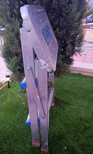 Escalera metálica de 3 peldaños