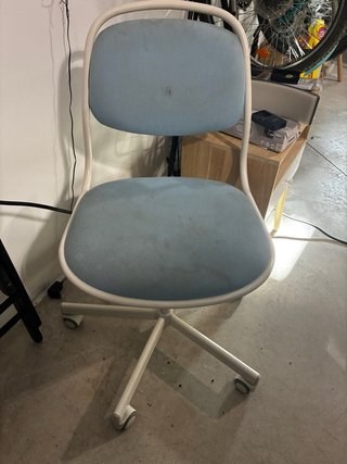 Silla de oficina azul y blanca