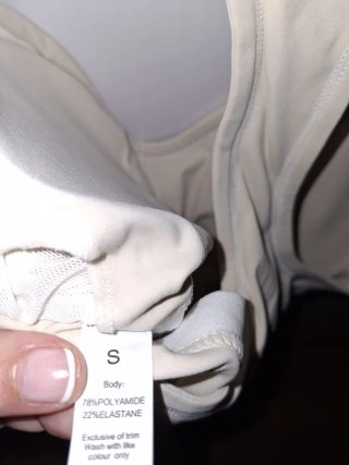 Top deportivo beige