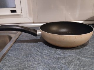 Sartén antigua beige y negra