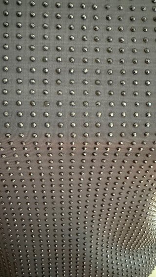Top gris con detalles plateados