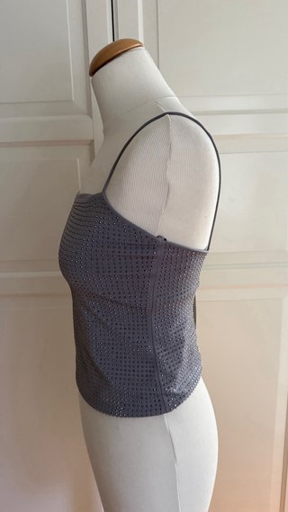 Top gris con detalles plateados