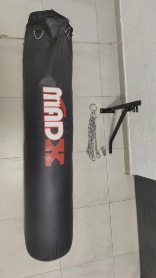 Saco de boxeo y soporte de pared