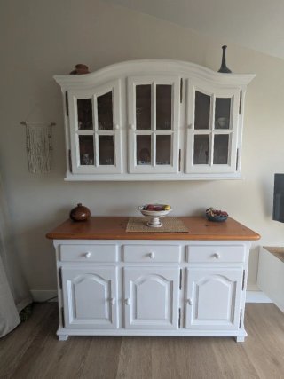 Aparador blanco y madera con vitrina