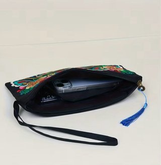 Bolso muñequera bordado 27x14cm. NUEVO