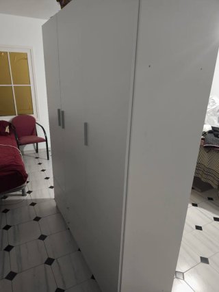 Armario de madera beige y blanco