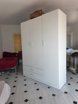 Armario de madera beige y blanco