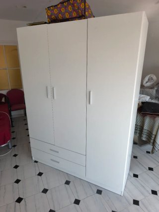 Armario de madera beige y blanco