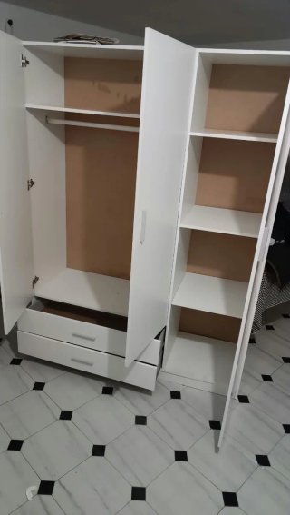 Armario de madera beige y blanco