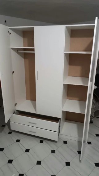 Armario de madera beige y blanco