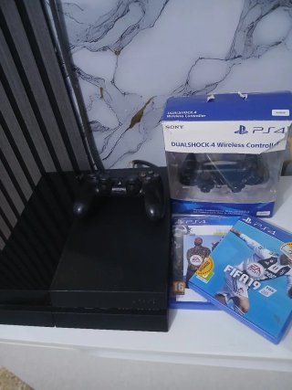 Console PS4 + Controller DualShock 4 + FIFA 19