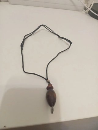 Collar de madera con cordón negro