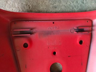 Tapa Colín trasera asiento Aprilia SR 50 original