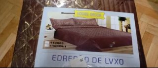 Colcha árabe marrón y plateada con cojines