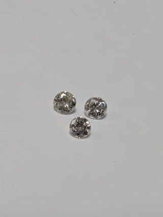 Tres diamantes pequeños