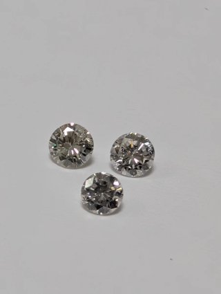 Tres diamantes pequeños