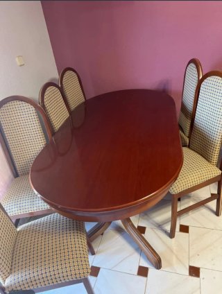 Mesa de comedor ovalada de madera