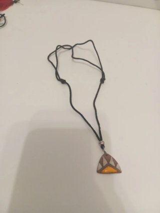 Collar triangular con diseño geométrico