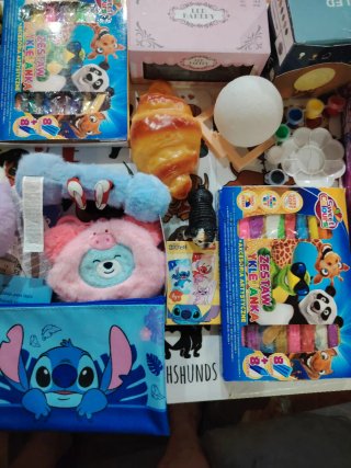 Lote de juguetes y material escolar