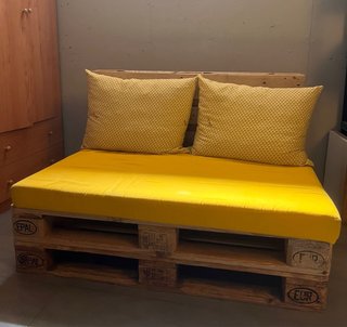 Mesa y asiento de palets con cojines