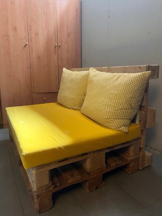 Mesa y asiento de palets con cojines