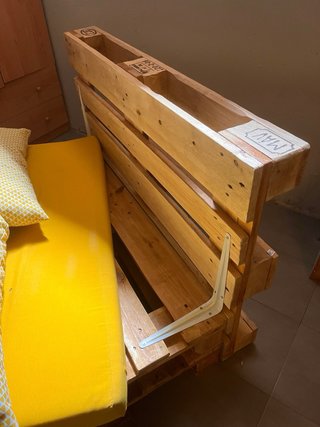 Mesa y asiento de palets con cojines