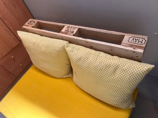 Mesa y asiento de palets con cojines