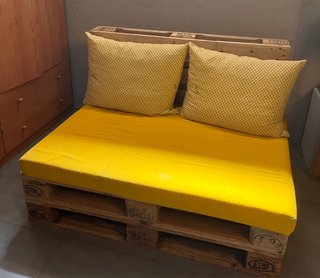 Mesa y asiento de palets con cojines