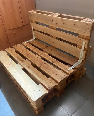Mesa y asiento de palets con cojines